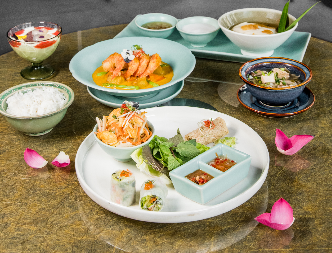 Where to eat in Ho Chi Minh city district 1? What spots do foodies and tourists love?