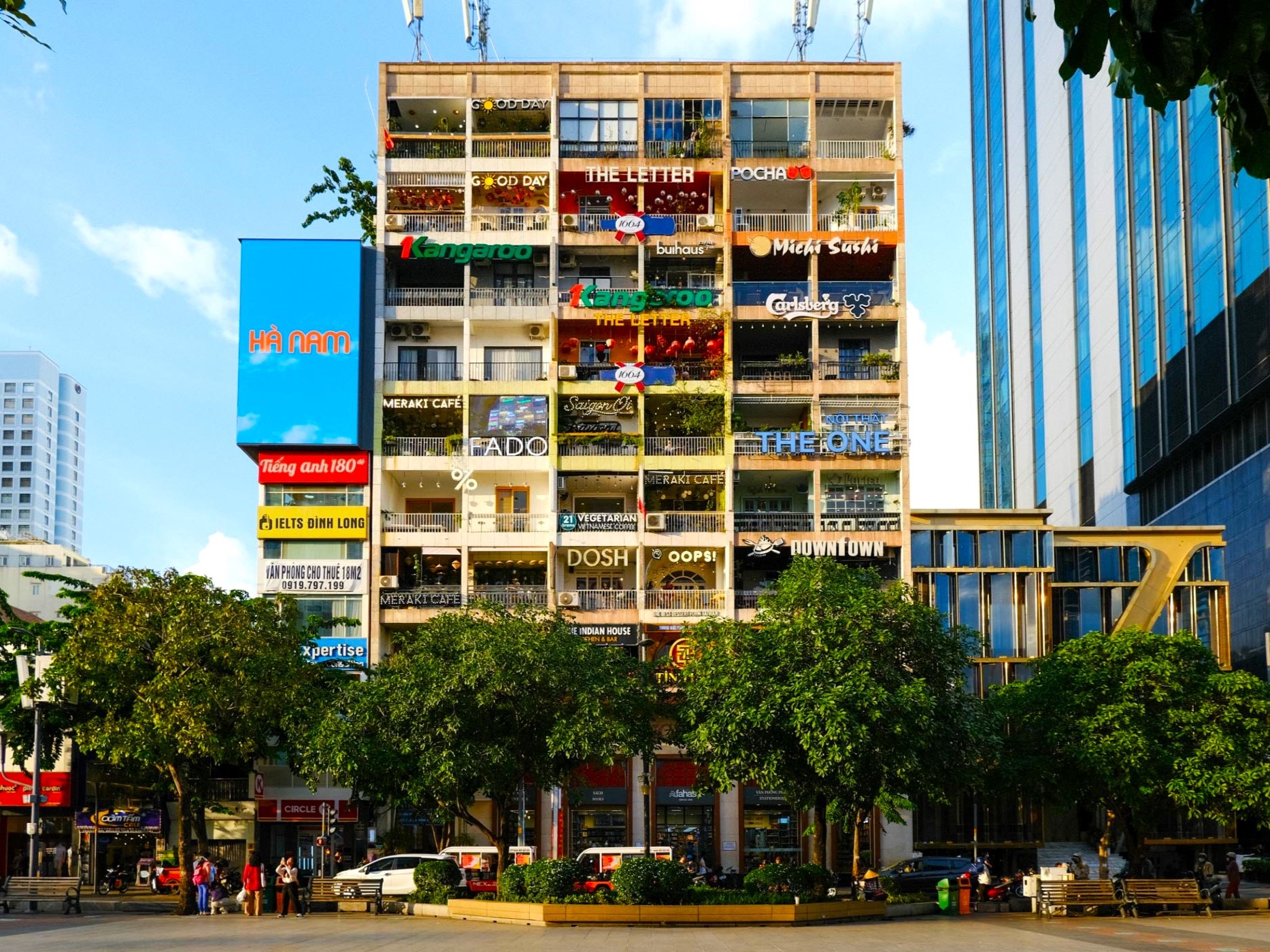 Tòa nhà cà phê Sài Gòn — Cẩm nang khám phá 42 Nguyễn Huệ